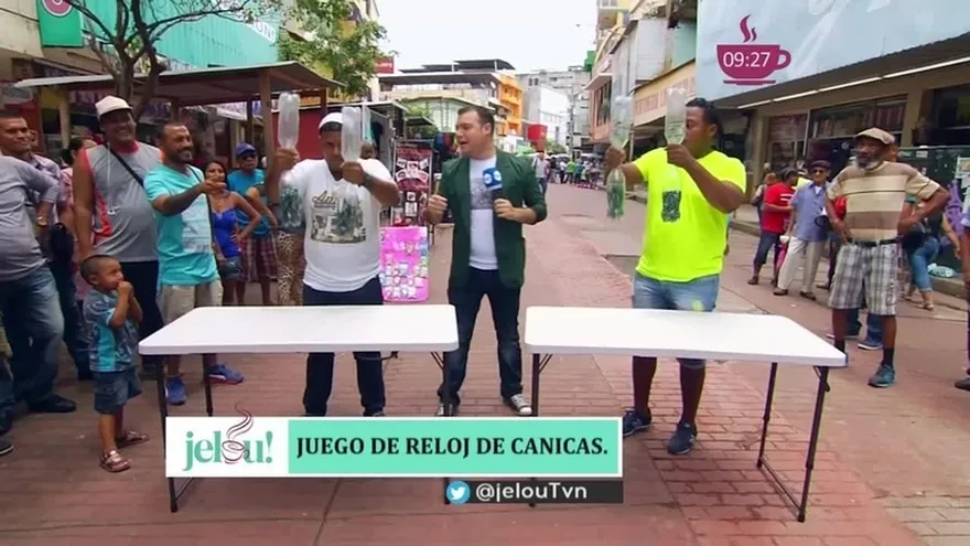 Juego de reloj de canicas en plena Peatonal ¿Cómo es eso?