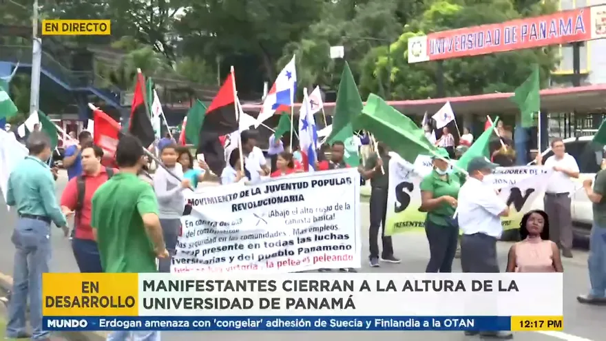 Manifestantes cierran a la altura de la Universidad de Panamá