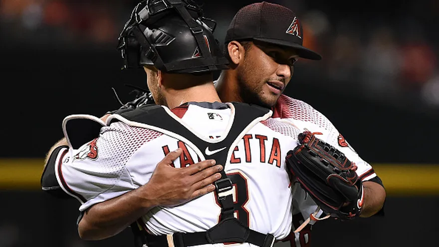 Randall Delgado abraza al receptor Chris Iannetta