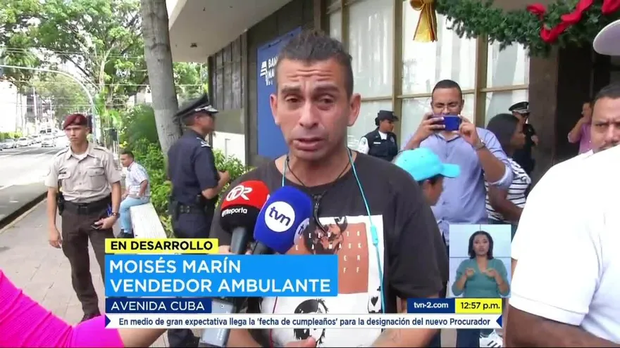 Buhoneros exigen orden en entrega de permisos para desfile de Navidad en la ciudad