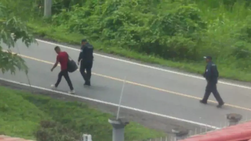 Rescatan a agente del Senafront que fue retenido por manifestantes en Changuinola, Bocas del Toro.