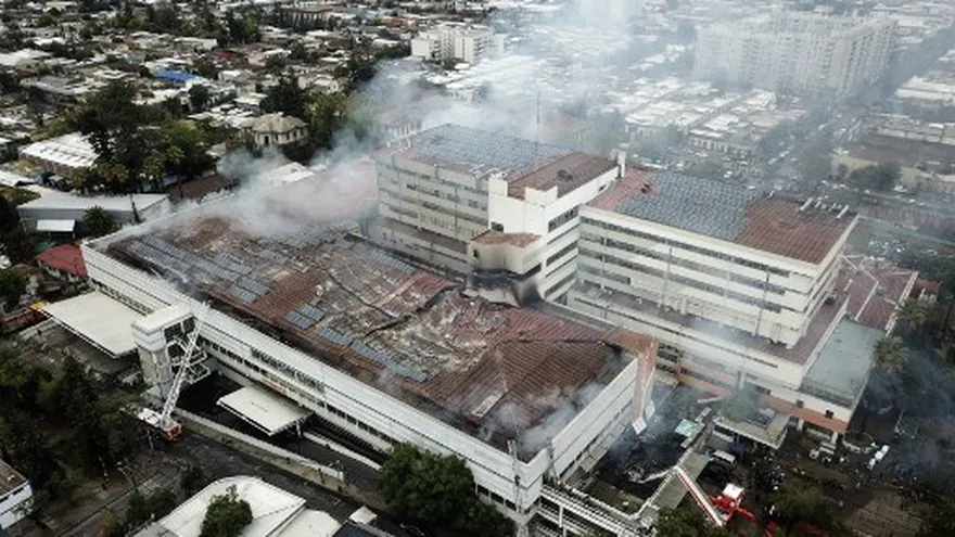 Hasta 40 camiones de bomberos llegaron al lugar para combatir las llamas.