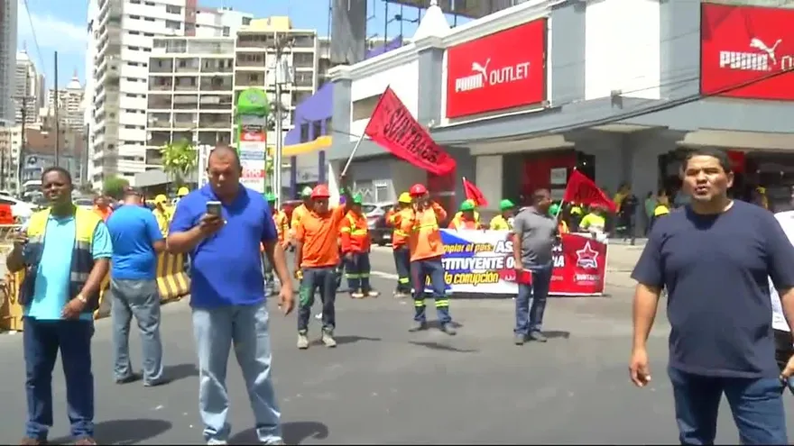 Miembros del Suntracs cierra la Vía España