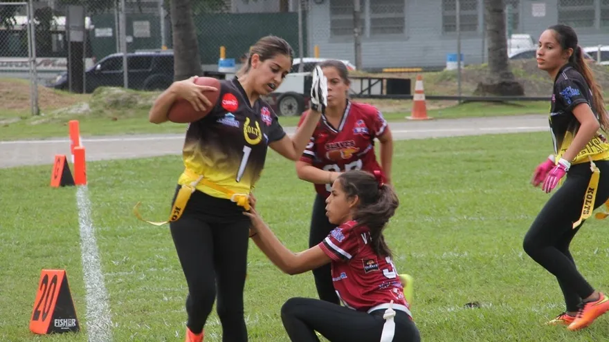Las Slaves y las Kolts fueron triunfaron en la jornada del Flag Femenino Varsity Kiwanis