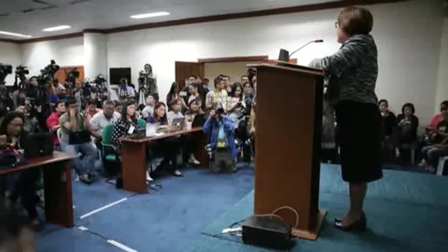 Senadora anti Duterte acusada de corrupción se entrega a la Policía.flv