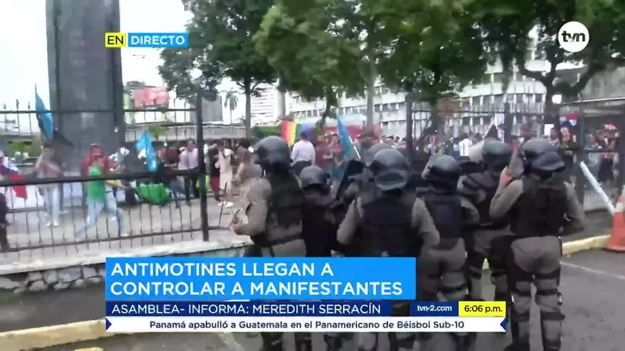 Manifestantes y antimotines se enfrentan en los predios de la Asamblea