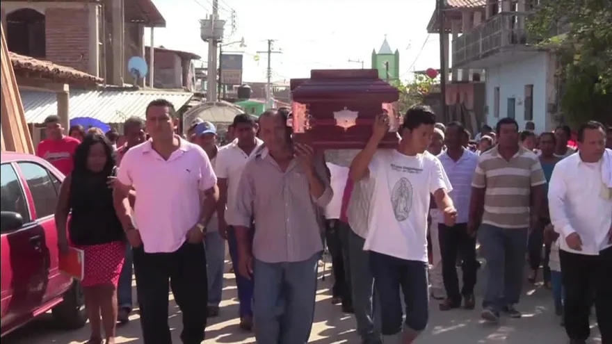 Deudos mexicanos se despiden de sacerdote asesinado en Guerrero