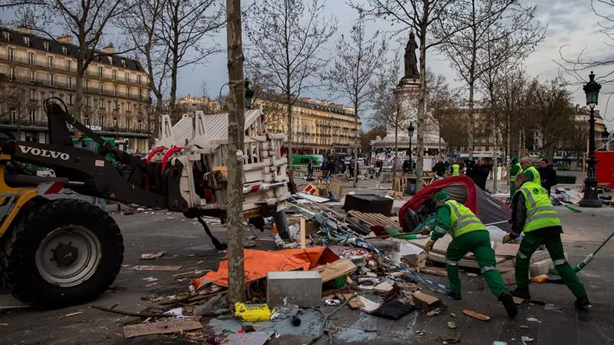 Empleados municipales limpian la Plaza de la República después de que la gendarmería gala evacuara a los "indignados" que ocupaban la plaza de forma pacífica, en París.