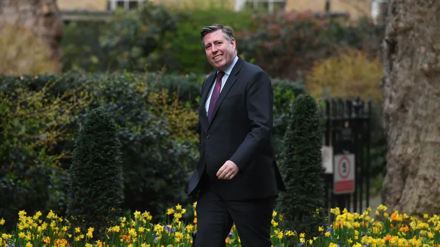 El presidente del llamado Comité 1922, que agrupa a los diputados "tories" en la Cámara de los Comunes del Reino Unido, Graham Brady, llega al número 10 de Downing Street en Londres (Reino Unido), este lunes