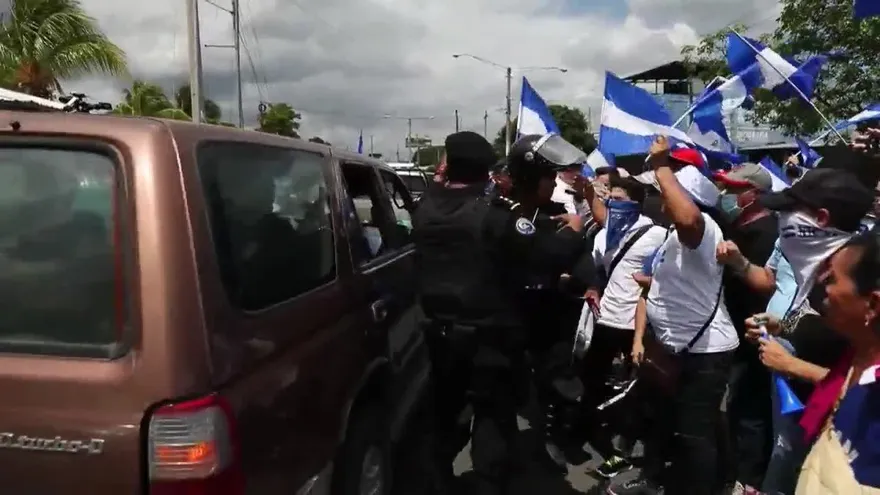 Un herido de bala y una patrulla quemada deja protesta en Nicaragua