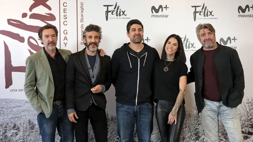 El director Cesc Gay (c), posa con los actores Ginés García (i), Leonardo Sbaraglia (2i), Mi Hoa Lee (2d), y Pere Arquillué, durante la presentación en Barcelona de la serie para televisión de Movistar+ "Félix".