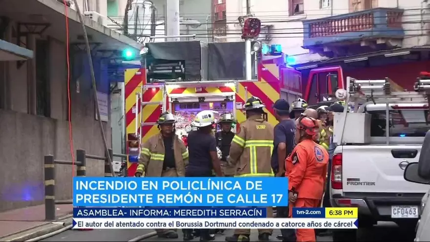 Bomberos combaten incendio en Policlínica de la CSS en Calle 17