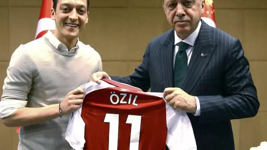 Erdogan apoya a Özil, Löw no "fue informado" de su renuncia a la selección | Agencias