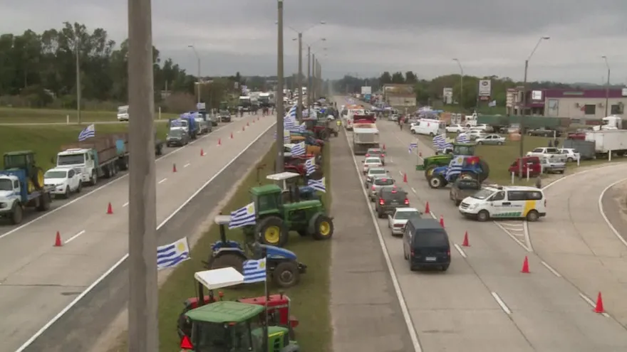 Sector productivo sube el tono y protesta en rutas de Uruguay