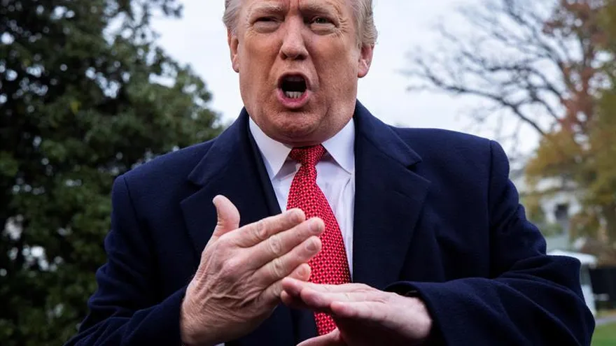 El presidente estadounidense, Donald Trump, conversa con los medios antes de viajar a Francia desde la Casa Blanca en Washington D.C (Estados Unidos) hoy, 9 de noviembre del 2018.