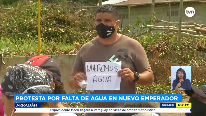Residentes de Nuevo Emperador cierran vía en demanda de agua potable