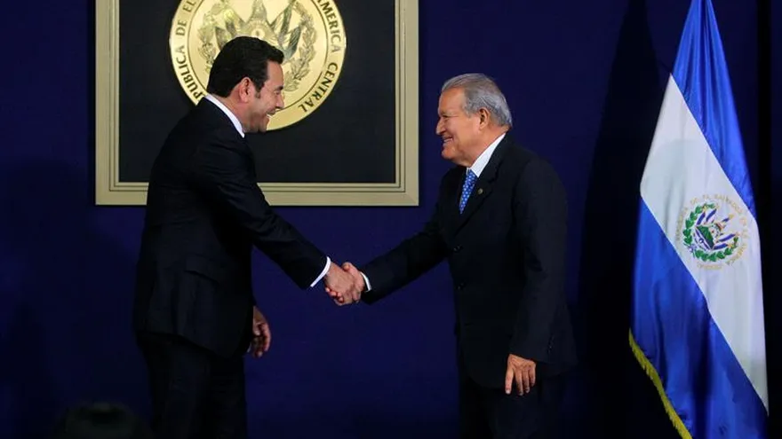 El presidente de Guatemala, Jimmy Morales (i), y su homólogo salvadoreño, Salvador Sánchez Cerén, estrechan sus manos hoy.