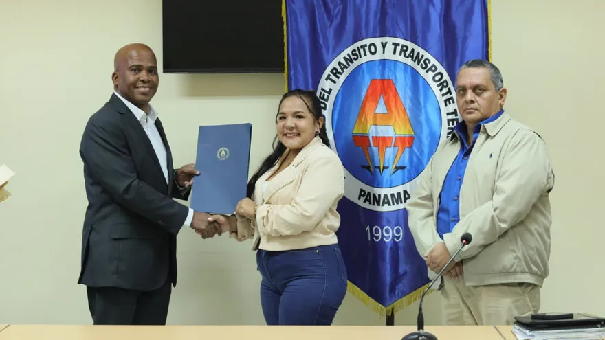 ATTT entrega resolución de autorización a escuelas de manejo