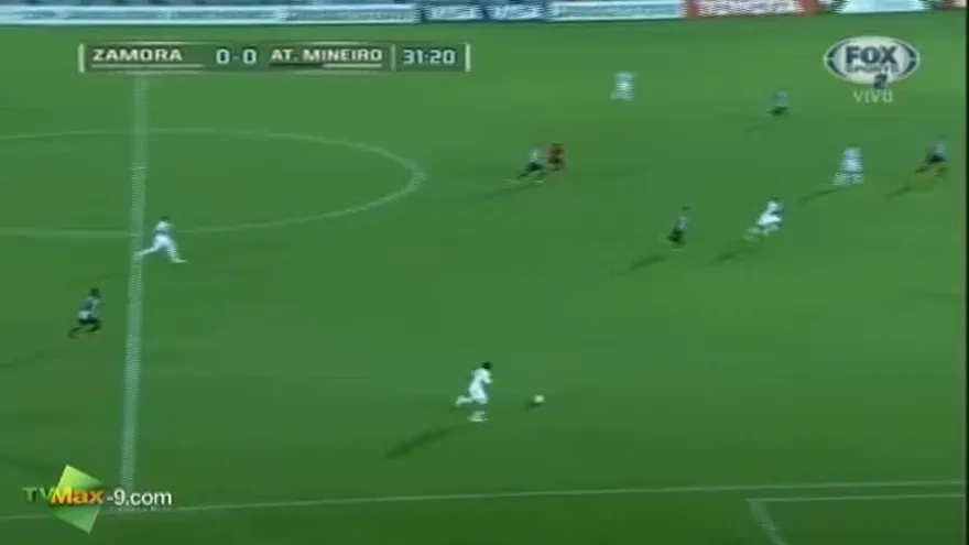 R. Clarke y L. Ovalle frente a Ronaldinho en Libertadores