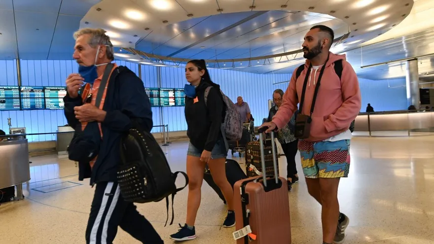 EEUU levanta su recomendación de evitar todo viaje al extranjero por la pandemia.