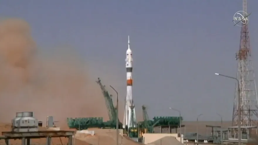 Cohete Soyuz se acopla a la ISS en misión de homenaje a Gagarin