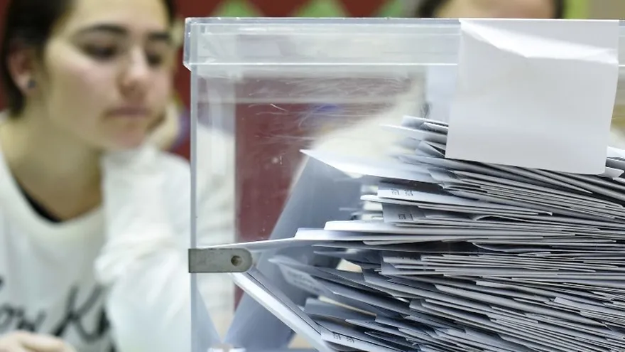Una urna casi llena de votos en un centro electoral de Cataluña, donde la población acudió a votar masivamente.