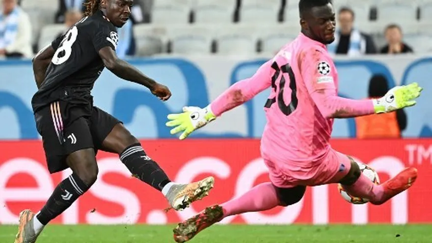 Moise Kean (Juventus), remata a portería.