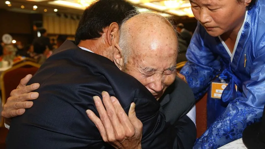 Después de más de 60 años que fueron separados por la 'Guerra de Corea', se reúnen familias coreanas en el complejo Monte Kumgang.