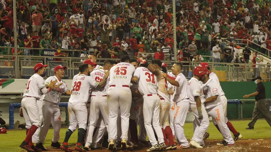 Jugadores de Chiriquí celebran tras el batazo de Xavier Quiroz