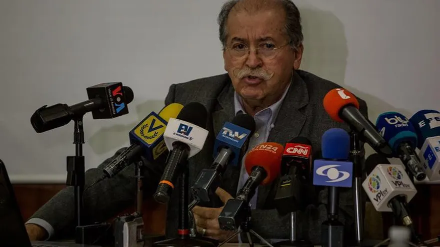 El sociólogo Roberto Briceño León ofrece declaraciones hoy, miércoles 28 de diciembre del 2016, en la ciudad de Caracas (Venezuela).