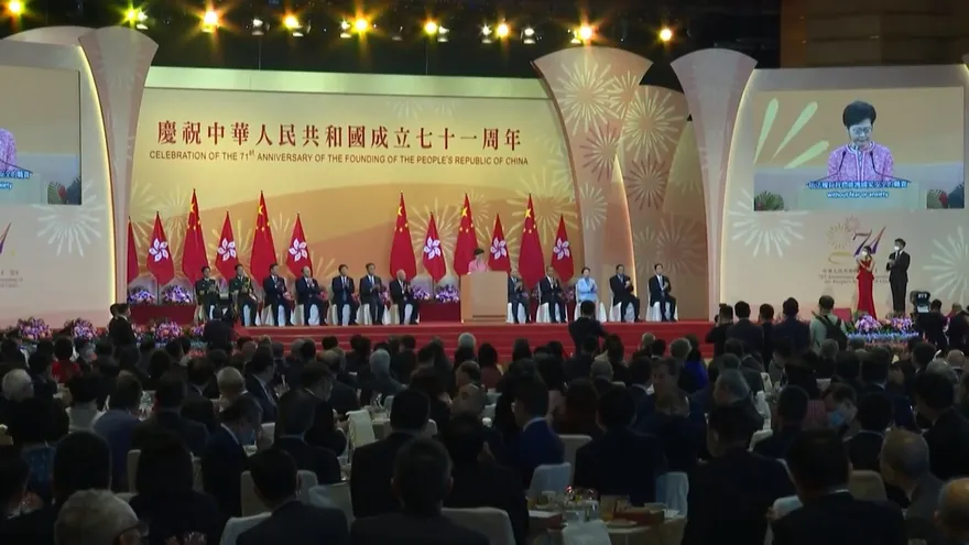 Hong Kong celebra el "retorno de la paz" pero detiene a decenas de personas