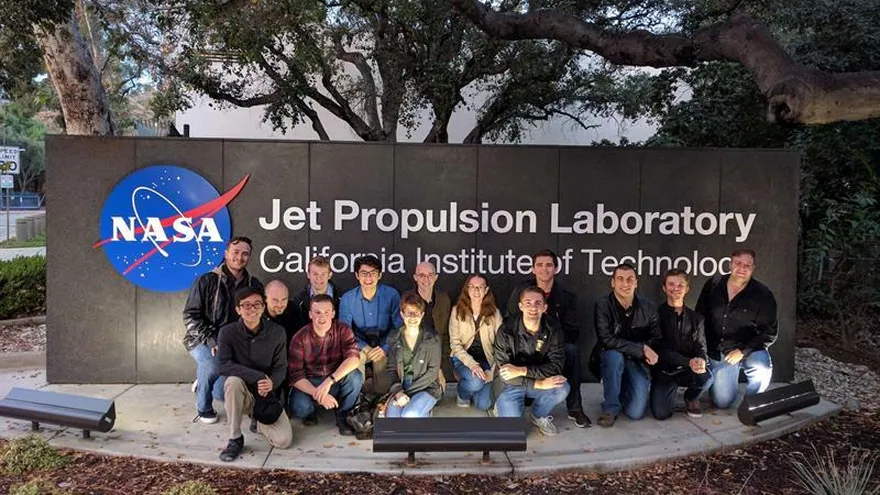 El equipo de la Universidad Estatal de Arizona que confeccionó el satélite "The Phoenix Cubesat", que será lanzado en octubre próximo.