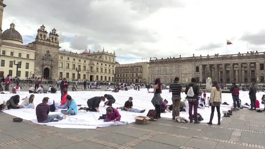 Colombianos bordan bandera con nombres de víctima del conflicto