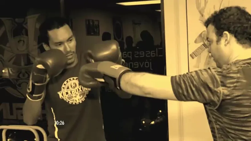 ¡Samuel le mete al kickboxing!