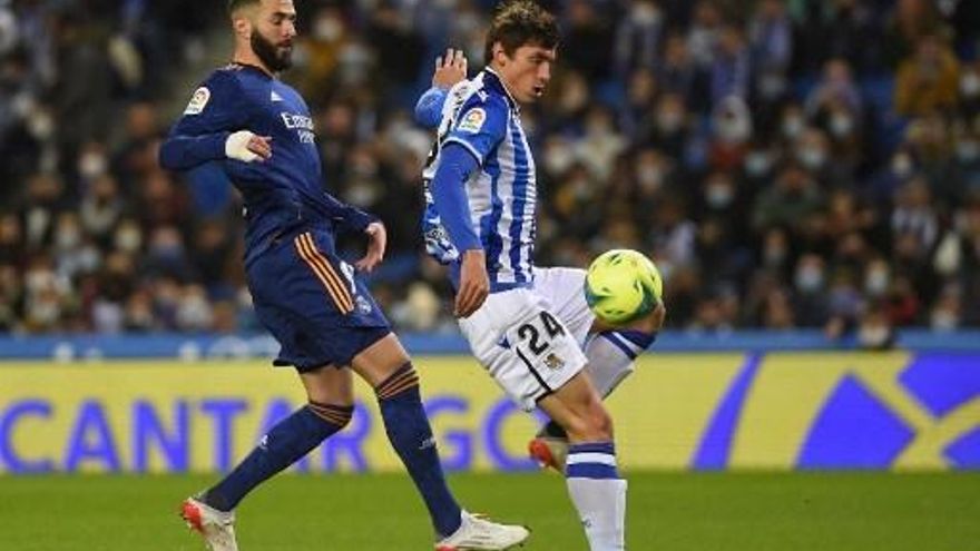 Benzema se retira lesionado.