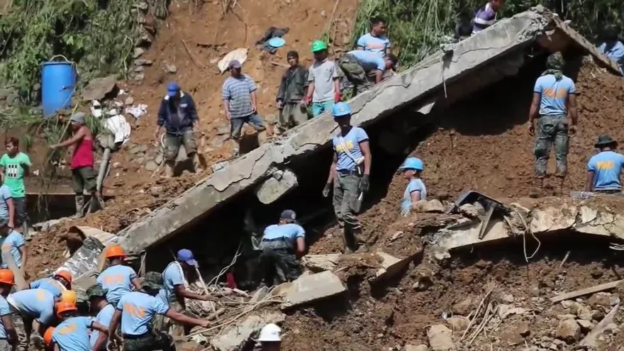 Filipinas se vuelca en el rescate de un centenar de personas sepultadas en una mina