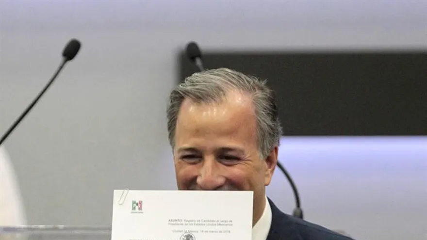 El aspirante presidencial mexicano José Antonio Meade posa con su registro como candidato a la Presidencia luego de recibirlo hoy, domingo 18 de marzo de 2018, en las instalaciones del Instituto Nacional Electoral (INE), en Ciudad de México.