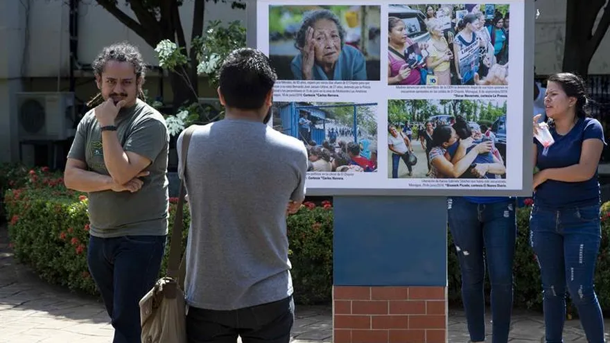 Personas observan hoy algunas de las fotografías que hacen parte de una exposición fotográfica en memoria de la violencia ocurrida durante las manifestaciones en Nicaragua, la cual fue montada en el recinto de la Universidad Centroamericana (UCA), en Managua (Nicaragua).
