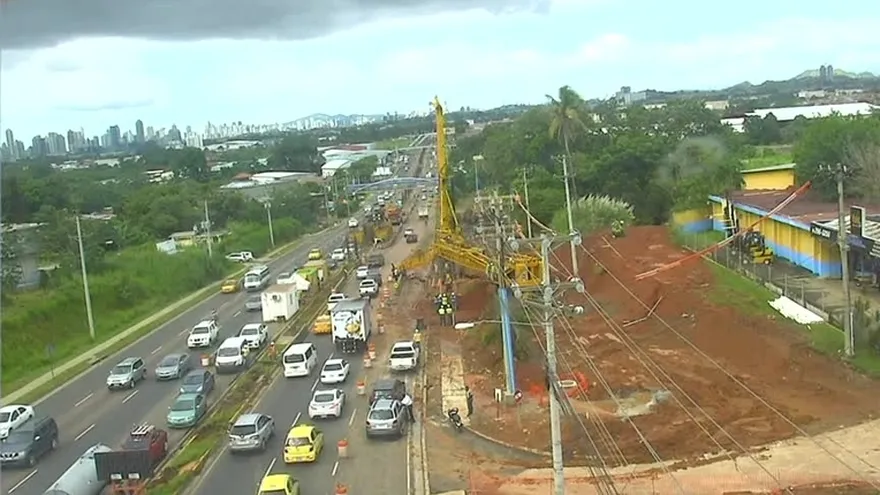 Grúa se accidenta en Pedregal