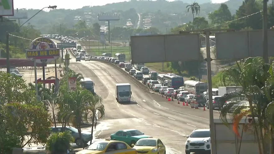 Reabren la vía Centenario tras vuelco de articulado