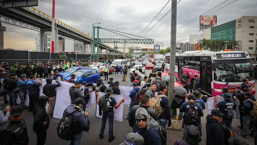 Policías bloquean en protesta el acceso a principal aeropuerto de México