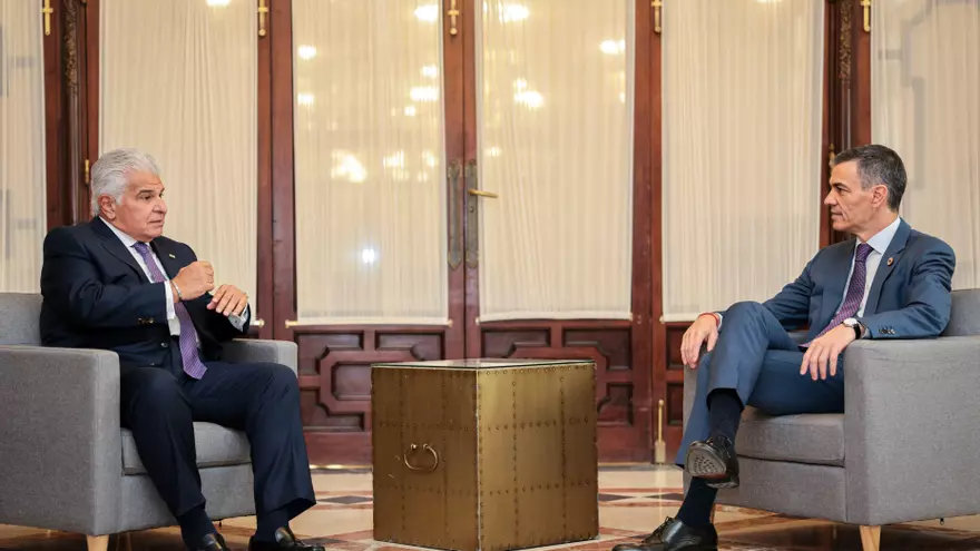 El presidente de la República, José Raúl Mulino, junto a su homólogo español, Pedro Sánchez, durante un encuentro en Sevilla.