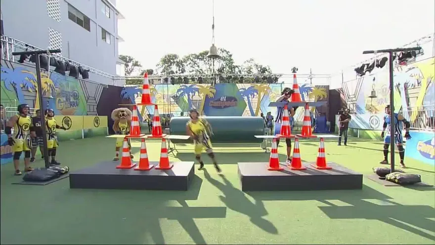 ¡La pirámide de conos es más difícil de lo que creían ambos equipos!