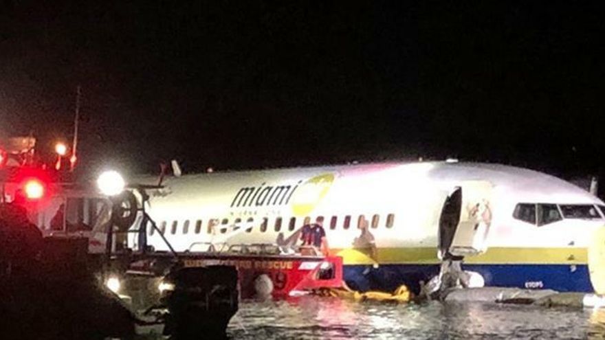 Un avión se sale de la pista y acaba en un río en Florida, sin heridos graves