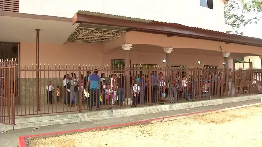 Estudiantes del Colegio Ernesto T. Lefevre sin lugar donde recibir sus clases