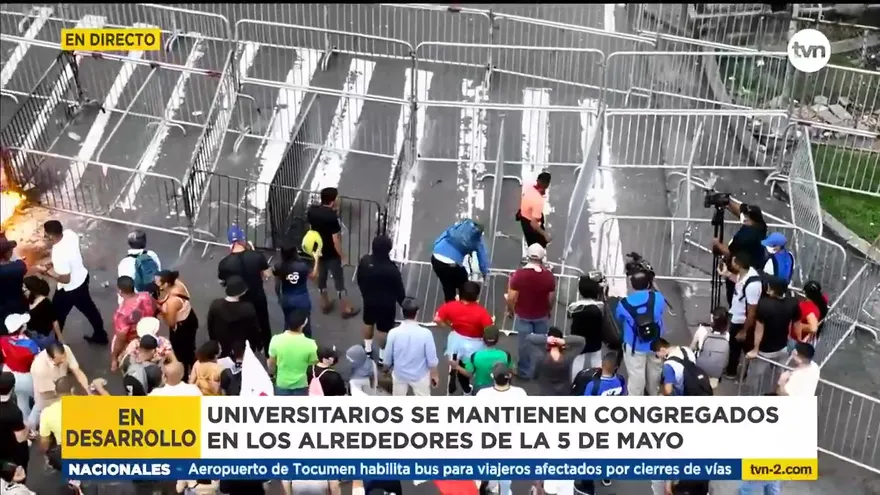 Universitarios y diversas agrupaciones protestan en la Plaza 5 de Mayo