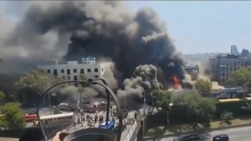 Incendio en consume varios edificios en Brooklyn