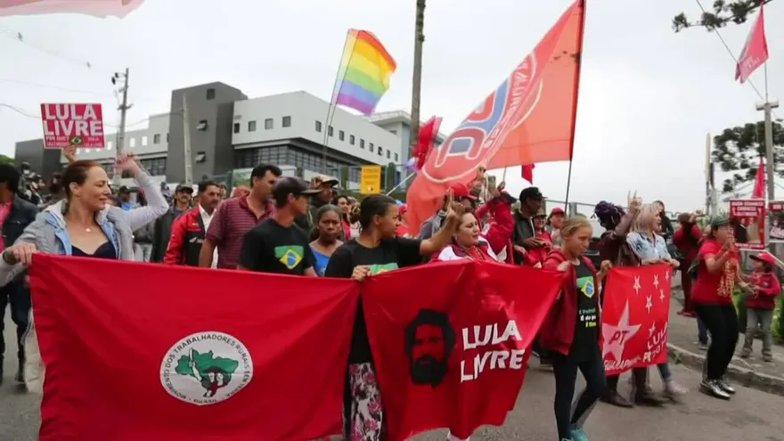 Simpatizantes de Lula esperan ansiosos su posible salida de la cárcel