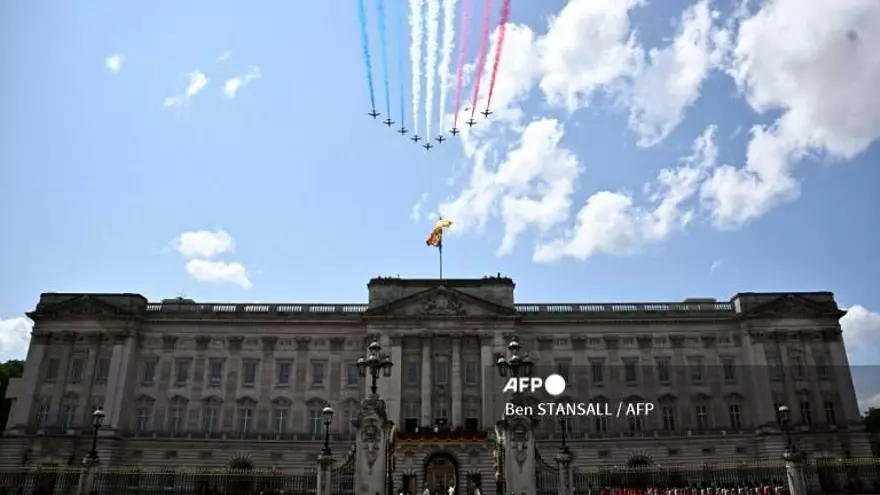 Exhibición aérea durante el desfile militar que celebra públicamente el cumpleaños del soberano británico, que cumplirá 77 años el 14 de noviembre y que festejará entonces en privado.
