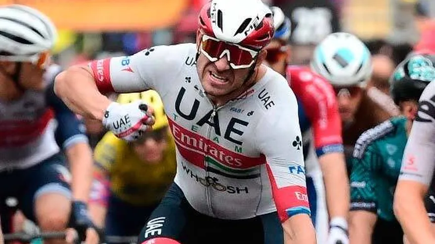 El noruego Kristoff primer líder en un caótico estreno del Tour